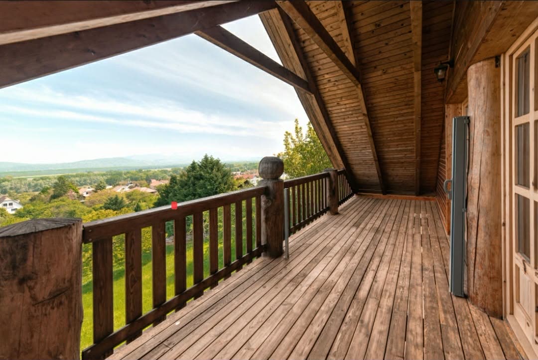Emeleti apartmanok gerendás panorámaterasza a Dunakanyarra